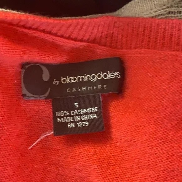 C by Bloomingdale’s classic casual cashmere V-neck sweater Size Small - Picture 5 of 5